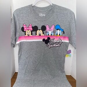 Women's Disney Family Vacation Small T-shirt Minnie Mickey Donald Daisy